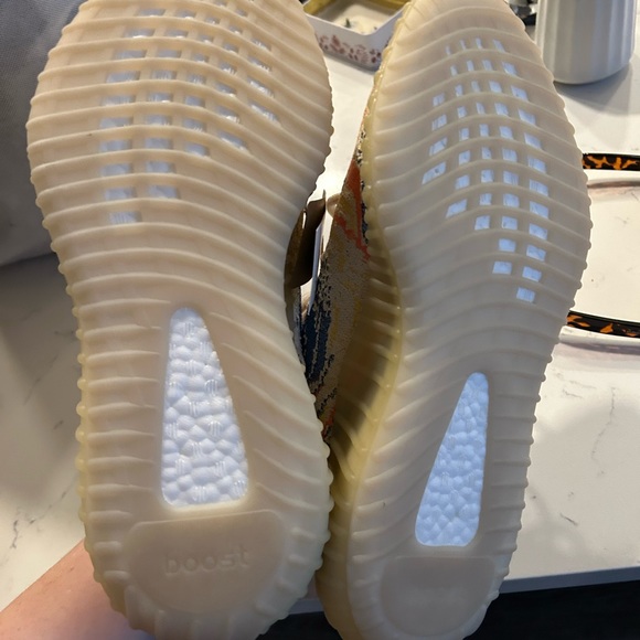 Yeezy Boost 350 v2 - Picture 7 of 7